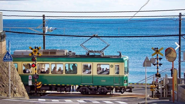 【日本 | 行程＆體驗】 日本・東京｜鐮倉電車橫濱夜景一日遊｜江之島+江之電車體驗+鐮倉高校+鶴崗八幡宮・小町通+橫濱・空中纜車・大摩天輪・紅磚倉庫｜中英日三語導遊